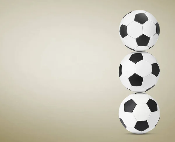 Pila Palloni Calcio Sfondo Beige Spazio Testo — Foto Stock