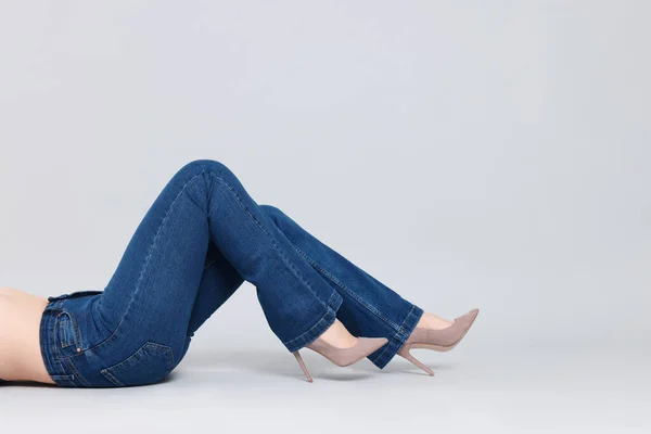 Donna Jeans Alla Moda Sfondo Grigio Primo Piano Spazio Testo — Foto Stock