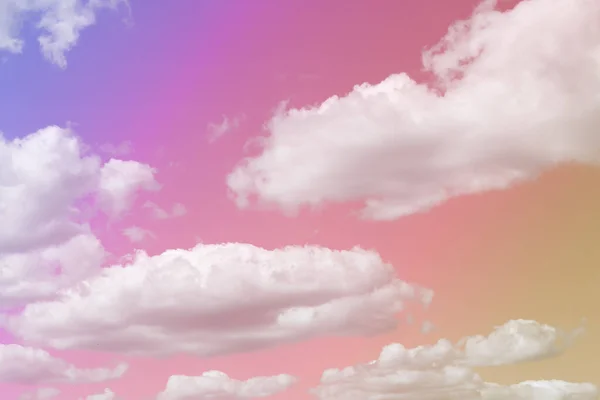 神奇的天空 蓬松的云彩点缀着明亮的彩虹色 — 图库照片