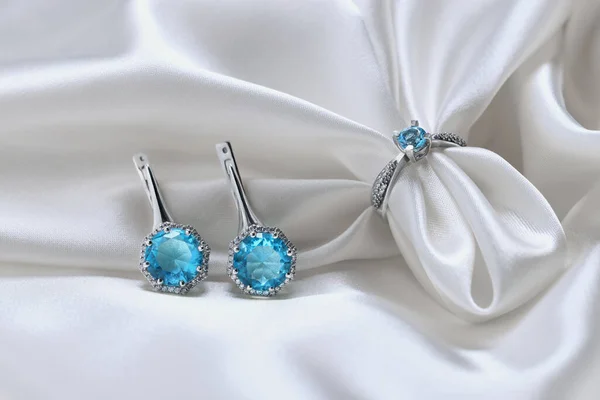 파란색 보석으로 아름다운 반지와 귀걸이 장신구 — 스톡 사진