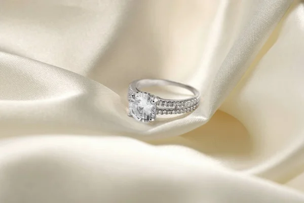 Beyaz Kumaşında Değerli Taşlar Olan Güzel Bir Yüzük Lüks Mücevherler — Stok fotoğraf