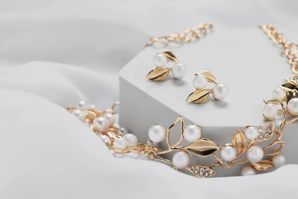 白色背景上漂亮的项链和耳环 奢侈珠宝 — 图库照片