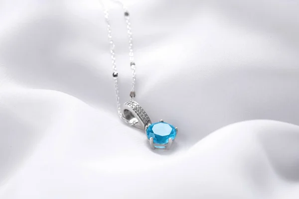 Piękny Naszyjnik Jasnoniebieskim Kamieniem Białym Materiale Luksusowa Biżuteria — Zdjęcie stockowe