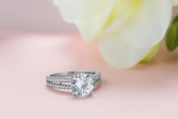 Schöner Ring Mit Edelsteinen Auf Hellrosa Hintergrund Luxusschmuck — Stockfoto