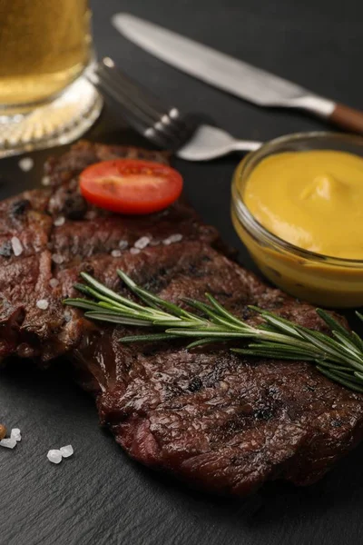Heerlijke Gebakken Biefstuk Met Rozemarijn Saus Zwarte Tafel Close — Stockfoto