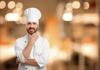 Restoranda üniformalı, gülümseyen şef, mesaj için yer.