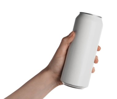 Beyaz arkaplanda alüminyum kutu tutan kadın, yakın plan.