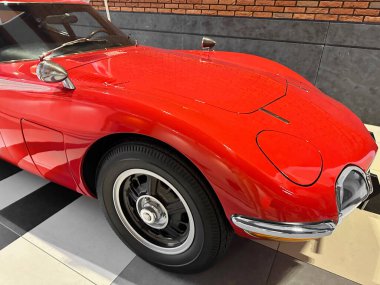 Güzel kırmızı retro araba kuaförde, yakın çekim manzaralı