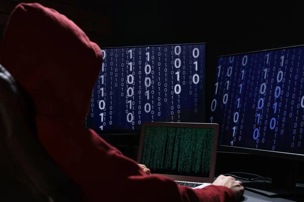 Хакер Работает Компьютерами Темной Комнате Кибератака — стоковое фото