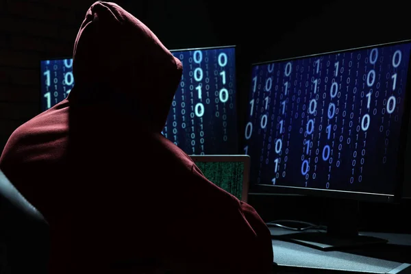 Hacker Trabalhando Com Computadores Quarto Escuro Visão Traseira Ciberataque — Fotografia de Stock