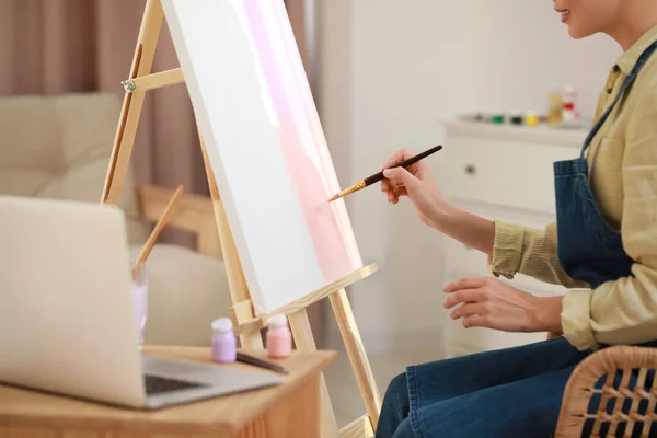 Insegnante Che Conduce Lezioni Pittura Online Casa Primo Piano Tempo — Foto Stock