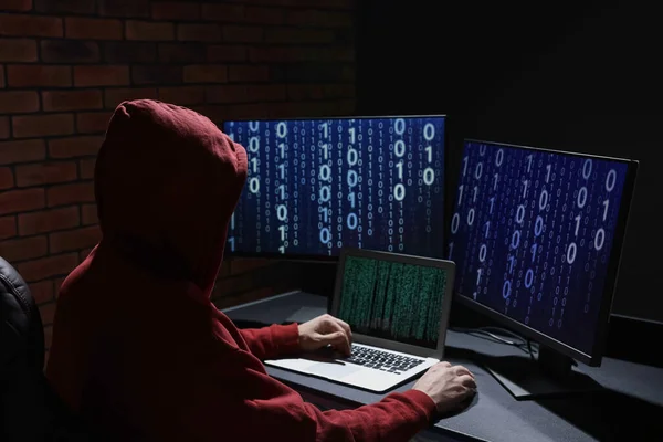 黑客在黑暗的房间里与计算机打交道 网络攻击 — 图库照片