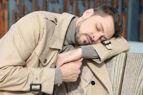 Κουρασμένος Άντρας Κοιμάται Στο Παγκάκι Έξω Κοντινό Πλάνο — Φωτογραφία Αρχείου