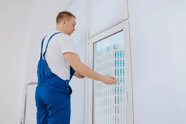Arbetare Som Installerar Rullgardinsfönster Trappstege Inomhus — Stockfoto