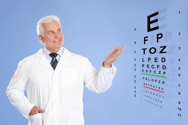 Zichttest Oogarts Optometrist Wijzend Naar Oogkaart Lichtblauwe Achtergrond — Stockfoto