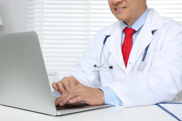 Doutor Trabalhando Com Laptop Mesa Branca Clínica Close Medicina Online — Fotografia de Stock