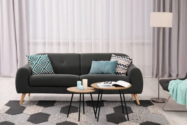 Sofá Confortável Lâmpada Assoalho Mesa Café Quarto Elegante Design Interiores — Fotografia de Stock
