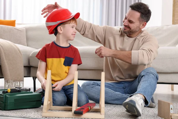 Baba Evde Oğluna Sert Şapka Takıyor Onarım Işi — Stok fotoğraf