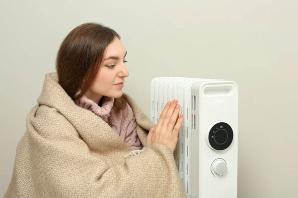 Νεαρή Γυναίκα Ζεσταίνεται Κοντά Σύγχρονο Ηλεκτρικό Θερμοσίφωνα Εσωτερικούς Χώρους — Φωτογραφία Αρχείου