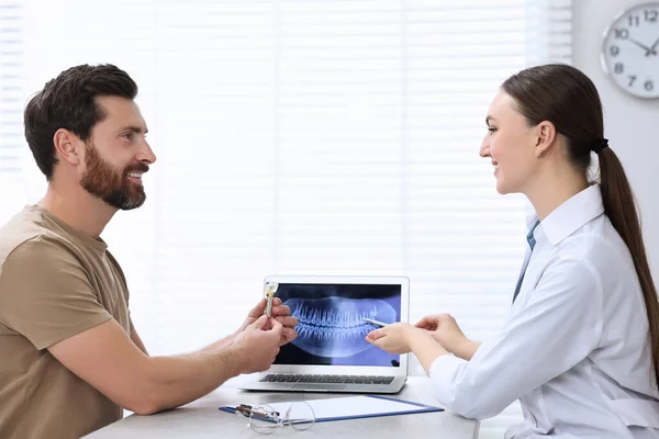 Arzt Zeigt Patient Röntgenbild Und Ausbildungsmodell Des Zahnimplantats Klinik — Stockfoto
