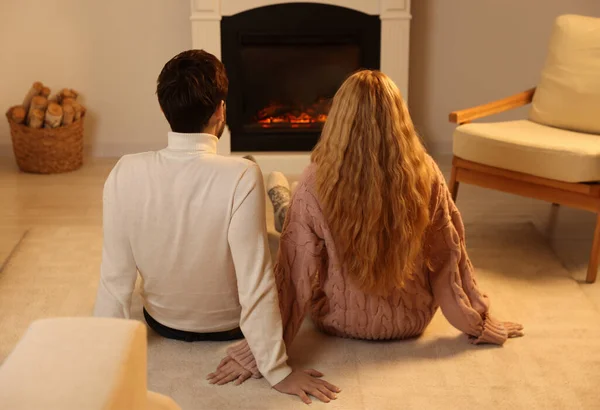 Lovely Couple Spending Time Together Fireplace Home Back View — Φωτογραφία Αρχείου