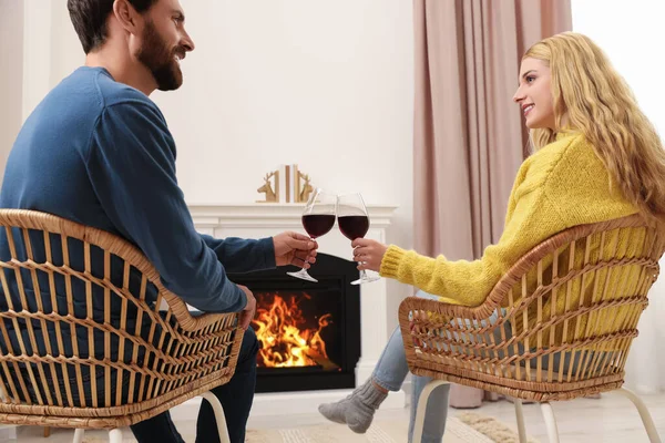 Härligt Par Med Glas Vin Tillbringar Tid Tillsammans Nära Öppen — Stockfoto