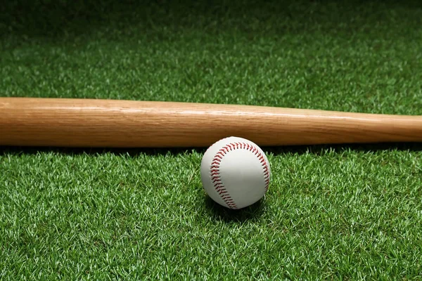 木制棒球棒 绿色草地上的球 体育设备 — 图库照片