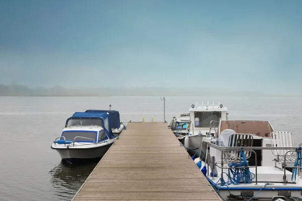 係留されたボートと木製の桟橋の絵のような景色 — ストック写真