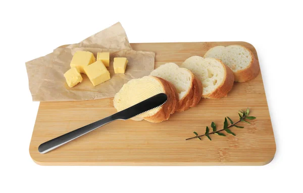 Placa Madeira Com Baguete Fatiada Manteiga Fresca Fundo Branco — Fotografia de Stock