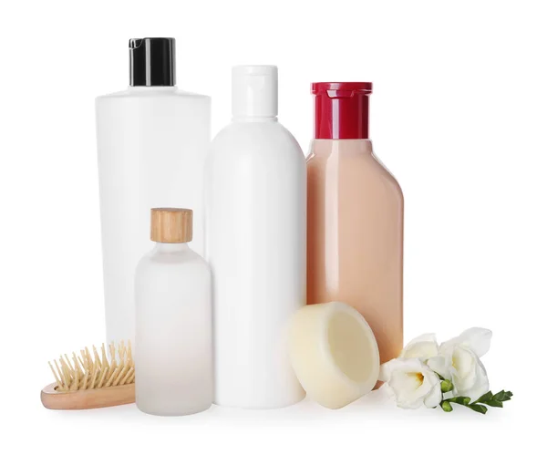 Verschiedene Flaschen Shampoo Und Holzbürste Auf Weißem Hintergrund — Stockfoto