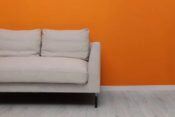 Sofa Nyaman Dekat Dinding Oranye Terang Dalam Ruangan — Stok Foto