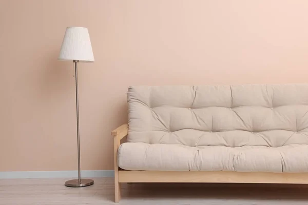 Sofá Confortável Lâmpada Elegante Perto Parede Bege Dentro Casa — Fotografia de Stock