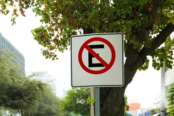 Verkehrszeichen Parken Auf Der Stadtstraße Verboten Verkehrsregeln — Stockfoto