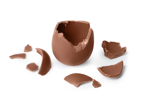 Смачне Зламане Шоколадне Яйце Ізольоване Білому — стокове фото