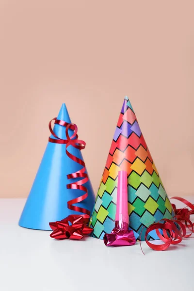 Sombreros Fiesta Coloridos Serpentinas Soplador Mesa Blanca Celebración Del Cumpleaños —  Fotos de Stock