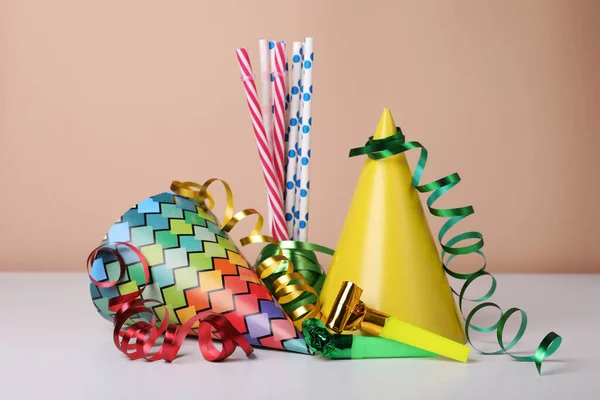 Sombreros Fiesta Coloridos Serpentinas Pajitas Mesa Blanca Celebración Del Cumpleaños —  Fotos de Stock