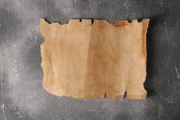 Gri Desenli Masa Üzerindeki Eski Parşömen Kağıdı Üst Görünüm — Stok fotoğraf