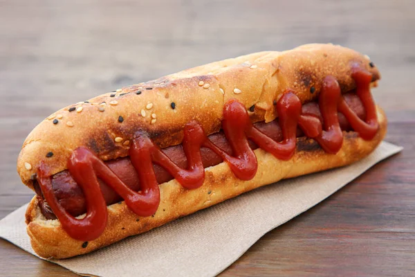 Frisse Hotdog Met Ketchup Houten Tafel Close — Stockfoto