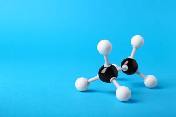 Açık Mavi Arka Planda Alkol Molekülü Metin Için Boşluk Kimyasal — Stok fotoğraf