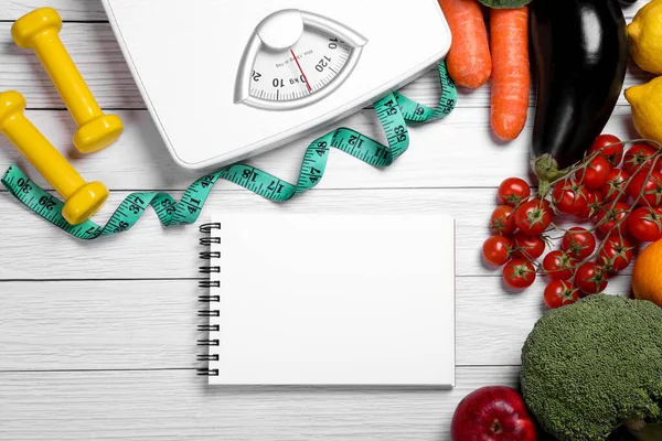 测量带子 笔记本 新鲜水果和蔬菜放在白色木制桌子上 低血糖指数饮食 — 图库照片