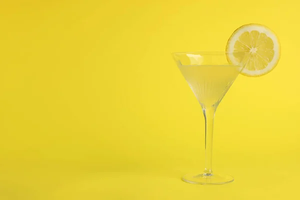 Martini Glas Uppfriskande Cocktail Med Citronskiva Gul Bakgrund Utrymme För — Stockfoto