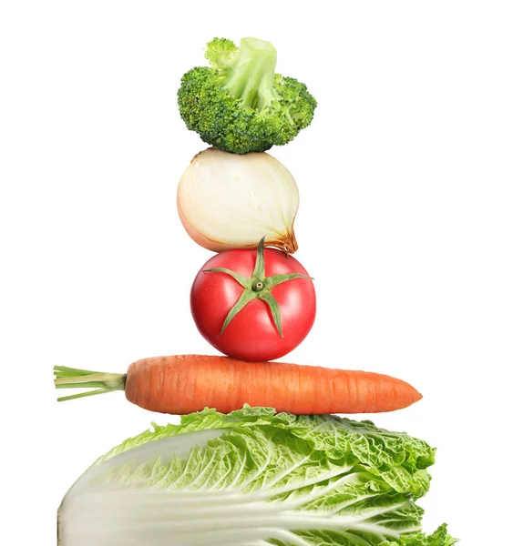 Stack Olika Färska Grönsaker Vit Bakgrund — Stockfoto