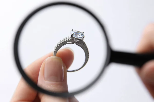 Joalheiro Examinando Anel Diamante Com Lupa Fundo Branco Close — Fotografia de Stock