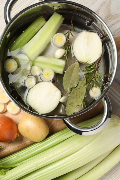 Pote Ingredientes Diferentes Para Cozinhar Caldo Saboroso Mesa Madeira Branca — Fotografia de Stock