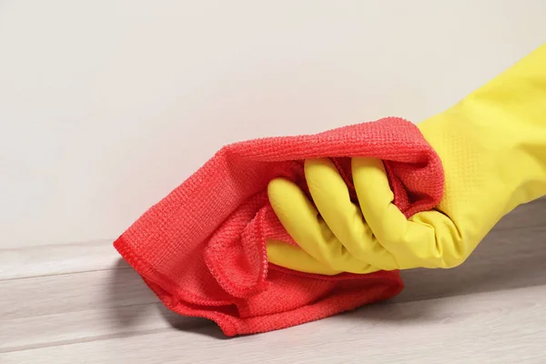 Frau Handschuhen Putzt Sockel Mit Tuch Drinnen Nahaufnahme — Stockfoto