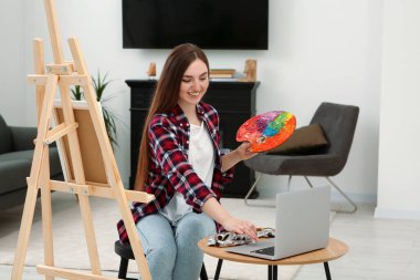 Evde resim yapmayı öğrenen bir kadın. Hobi zamanı.