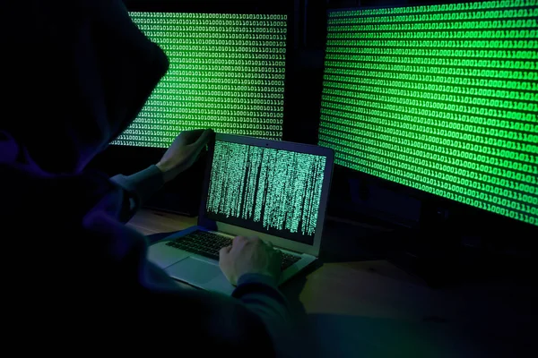 Хакер Який Працює Комп Ютерами Дерев Яним Столом Приміщенні Кібер — стокове фото