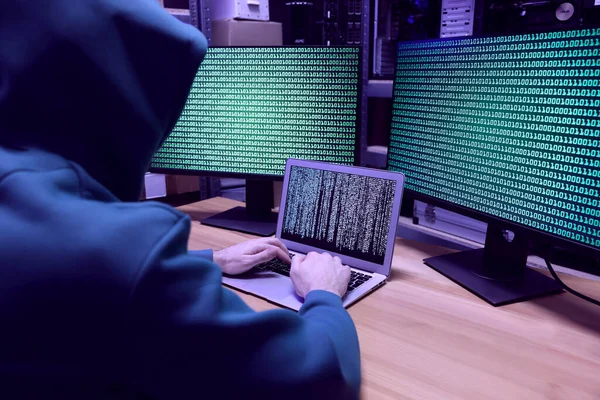 Hacker Trabajando Con Computadoras Mesas Madera Interiores Ciberataque — Foto de Stock