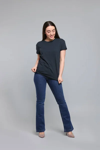 Jonge Vrouw Stijlvolle Jeans Grijze Achtergrond Ruimte Voor Tekst — Stockfoto