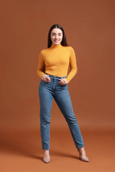 Jovem Mulher Jeans Elegantes Fundo Marrom — Fotografia de Stock